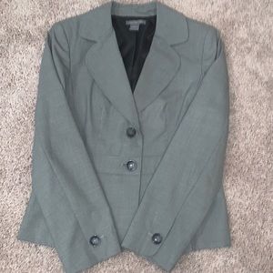 Ann Taylor Suit size 8. Excellent condition from a smoke free home.